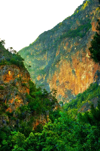 Hermosa puesta de sol en un valle de montaña a lo largo del camino a Chefchaouen en Marruecos —  Fotos de Stock