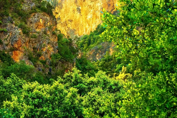 Beautiful sunset in a mountain valley along the road to Chefchaouen in Morocco — Stock Photo, Image