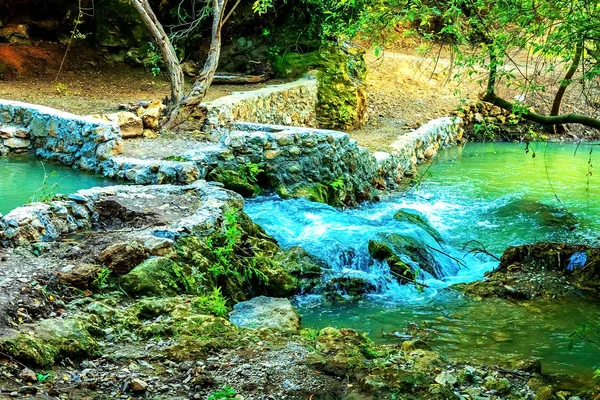 Air terjun di hutan tropis hijau. Air terjun mengalir di hutan . — Stok Foto