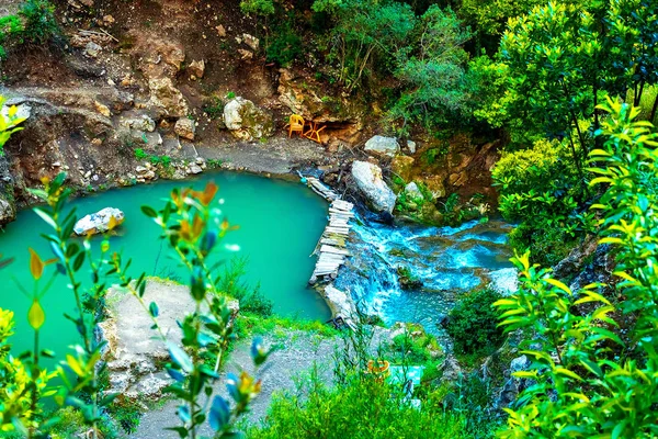 Waterval in tropisch groen boombos. Waterval stroomt in de jungle. — Stockfoto