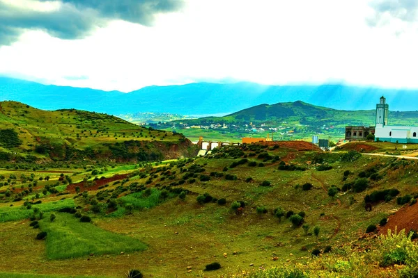 Hermoso paisaje de montaña. Vista de las montañas y el valle con tierra, cielo y nubes —  Fotos de Stock