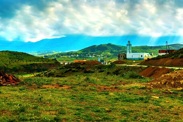 Hermoso paisaje de montaña. Vista de las montañas y el valle con tierra, cielo y nubes —  Fotos de Stock