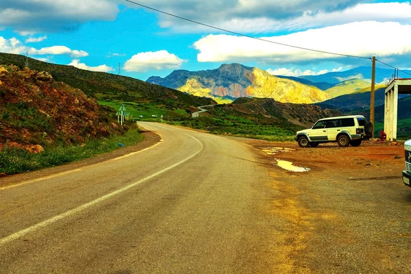 Beau paysage de montagne. Vue sur la route de la montagne — Photo