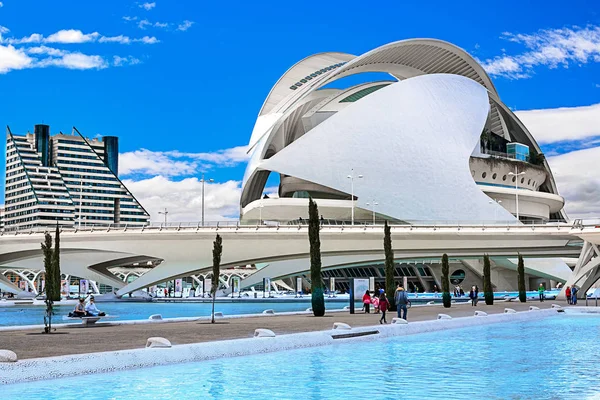 Valencia, İspanya - 17 Ağustos 2019. Sanat ve bilim şehrinin görünümü