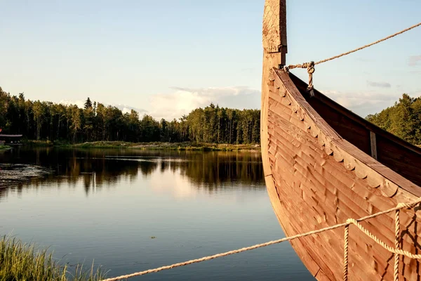 Dinlenme bölgesi. Çam ağaçlarıyla dolu bir orman gölünde mavi su. Orman suya yansıyor..