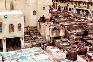 Fez tabakhaneleri. Fez'in geleneksel deri atölyesinde boya lı ve fıçılı tanklar