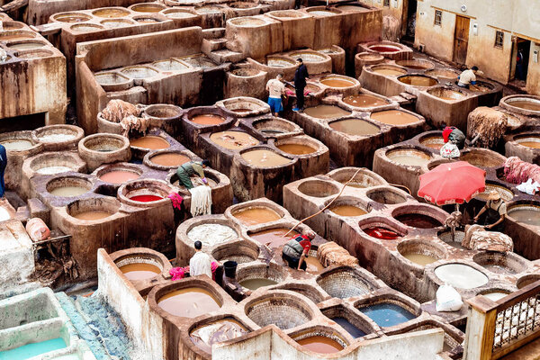 Кожевенные заводы Феза. Танки с красками и чанами в традиционной кожаной мастерской Феза
