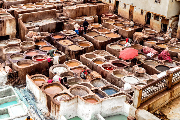 Кожевенные заводы Феза. Танки с красками и чанами в традиционной кожаной мастерской Феза

