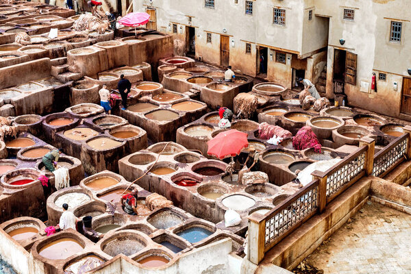 Кожевенные заводы Феза. Танки с красками и чанами в традиционной кожаной мастерской Феза
