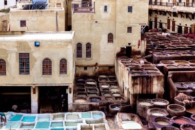 Fez tabakhaneleri. Fez'in geleneksel deri atölyesinde boya lı ve fıçılı tanklar