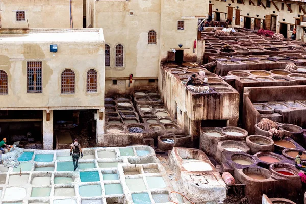 Tanneries of Fez. Tanques con tintes y cubas en el tradicional taller de cuero de Fez — Foto de Stock