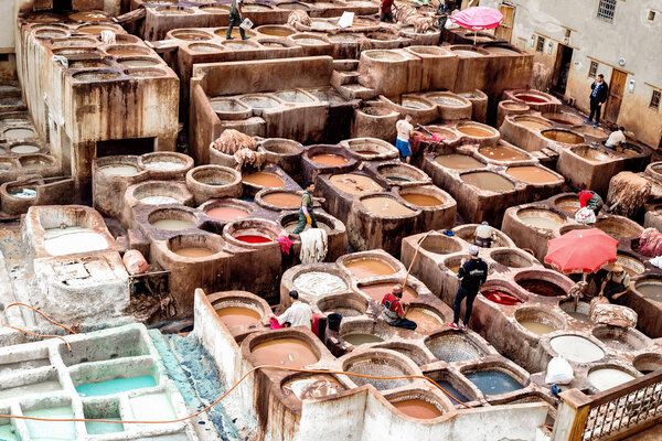 Кожевенные заводы Феза. Танки с красками и чанами в традиционной кожаной мастерской Феза
