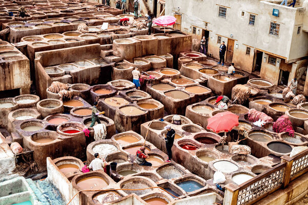 Кожевенные заводы Феза. Танки с красками и чанами в традиционной кожаной мастерской Феза
