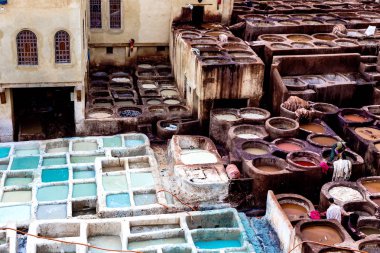 Fez tabakhaneleri. Fez'in geleneksel deri atölyesinde boya lı ve fıçılı tanklar