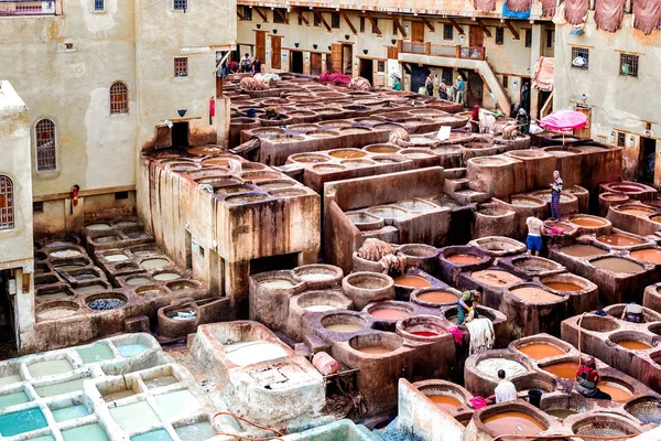 Tanneries of Fez. Tanques con tintes y cubas en el tradicional taller de cuero de Fez — Foto de Stock