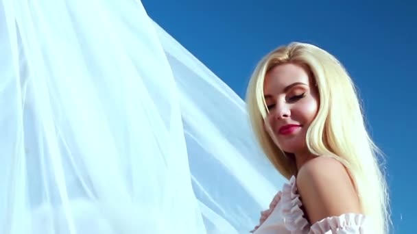 Piękna Dziewczyna Blondynka Długimi Włosami Jest Beztroska Polu Słoneczny Dzień — Wideo stockowe