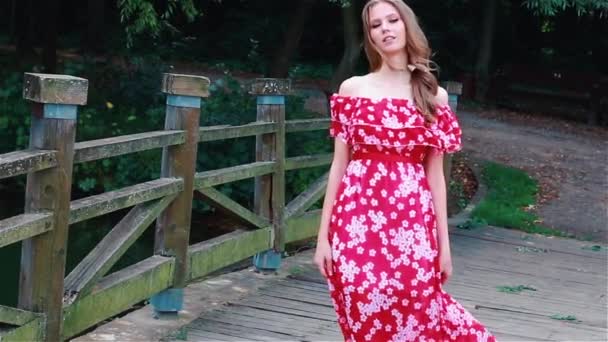 Uma Jovem Cabelos Castanhos Vestido Longo Vermelho Caminha Gira Dança — Vídeo de Stock