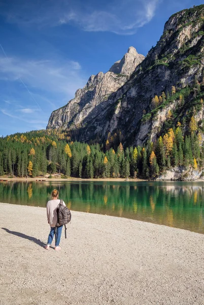 Dolomites Dağları arka planda, Pragser wildsee ile ünlü Gölü Braies İtalya yakın turist