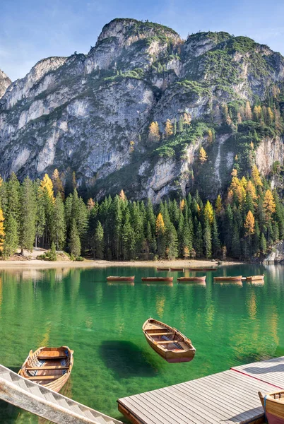 İtalya 'daki ünlü Braies Gölü' nün arka planında Dolomite Dağları, Pragser Wildsee