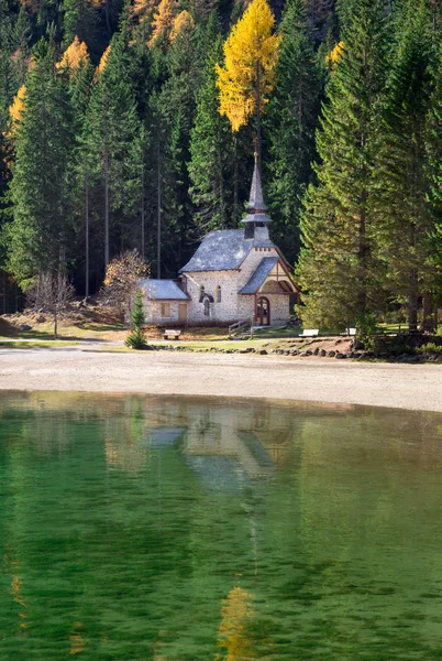 İtalya 'daki ünlü Braies Gölü' nün arka planında Dolomite Dağları, Pragser Wildsee