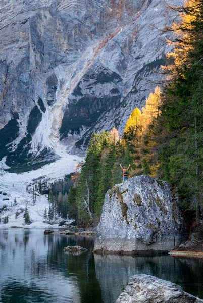 sırt çantası yakınındaki ünlü Gölü Braies İtalya içinde geçmiş, Pragser wildsee Dolomites Dağları ile genç adamla