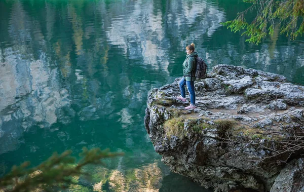 sırt çantası yakınındaki ünlü Gölü Braies İtalya içinde geçmiş, Pragser wildsee Dolomites Dağları ile genç kızla