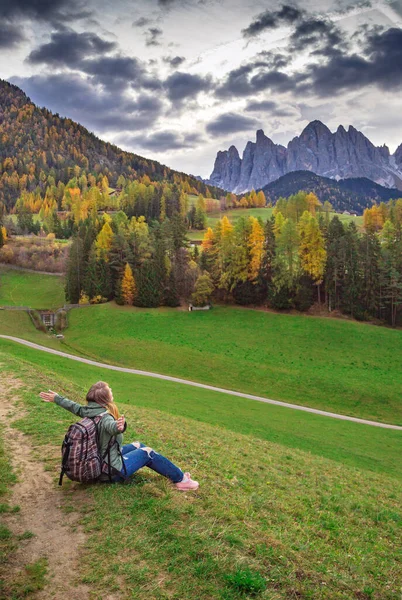 Sırt çantalı kız dünyanın en ünlü dağlık yerinde. Santa Maddalena köyünde arkada Dolomites dağları, Val di Funes vadisi, Trentino Alto Adige bölgesi, İtalya, Avrupa