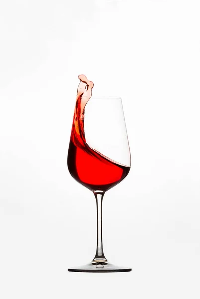 Spritzender Rotwein Aus Glas Auf Weißem Hintergrund — Stockfoto