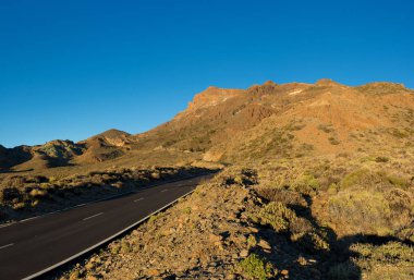 Güzel bir bakış dağ sırtı ve yol Telerifico Cable Car için yolda. Pico del Teide Milli Parkı Tenerife, Kanarya Adaları.
