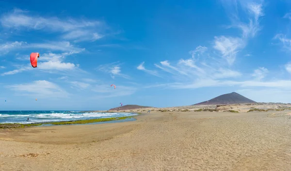 背景にエル メダノ ビーチとレッド マウンテン モンタナ Roja の美しい景色 テネリフェ島のカナリア諸島 — ストック写真