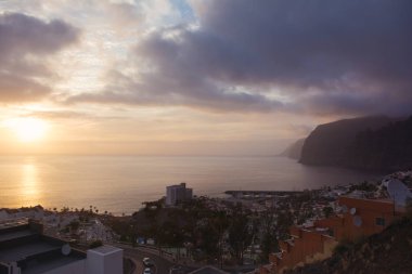 Los Gigantes ve batan güneşin beautifil görünümü. Puerto de Santiago, Tenerife Adası, Kanarya. 