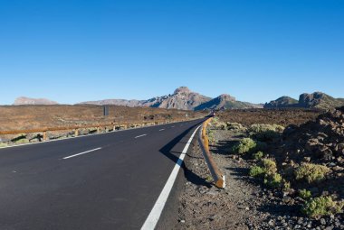 Parque Nacional del Teide Teide Yanardağı giden yol. Montana Guajara arka planda. Tenerife, Kanarya Adaları