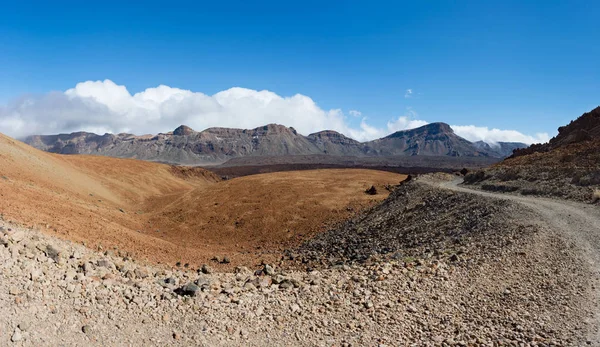 Patika üzerinde Teide Yanardağı Altavista sığınma için. Parque Nacional del Teide, Tenerife, Kanarya Adaları.