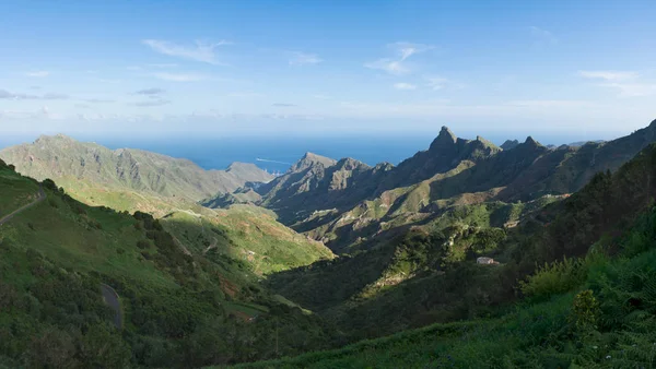 Güzel panoramik okyanus ile Anaga dağ aralığının arka plan üzerinde. Tenerife, Kanarya Adaları