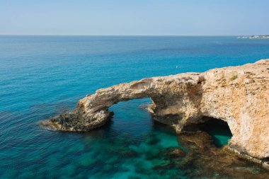 Köprü, aşık - güzel doğal kemer - mavi gökyüzü arka plan üzerinde. Agia Napa, Kıbrıs.