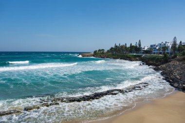 İncir ağacı Beach ve incir ağacı Bay yarımadanın deniz kıyısı güzel manzarasına arka planda. Protaras, Ayia Napa, Kıbrıs.