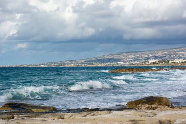 Kissonerga Köyü ile Akdeniz sahil güzel manzarasına arka planda. Paphos, Kıbrıs