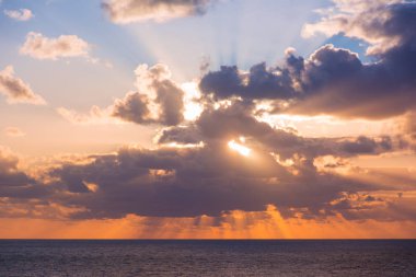 Kıbrıs deniz üzerinde güzel renkli gün batımı.