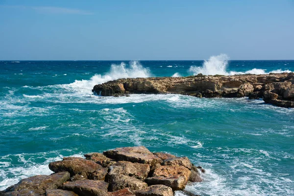 Die Wellen Brechen Mit Vielen Spritzern Auf Steine Mittelmeer Zypern — Stockfoto