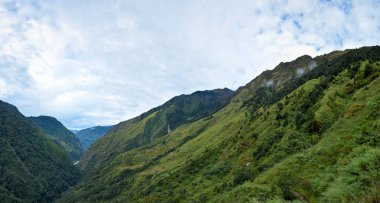Himalaya Dağları güzel panoramik manzaralı Trek Kangchenjunga Merkez kampına, Nepal. Amjilosa Köyü ve Ghunsa Khola adam üzerinde