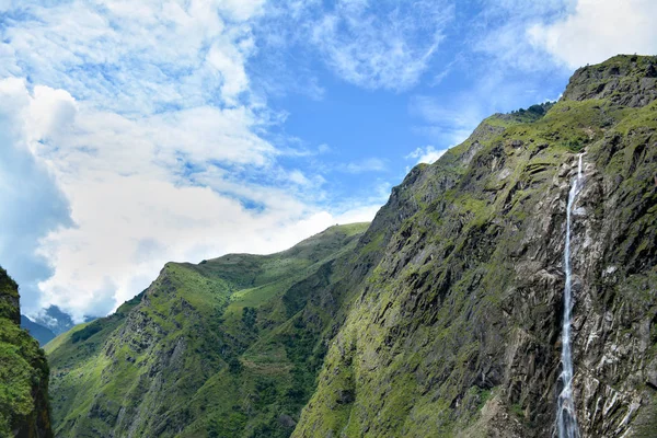 Visa Kaskad Faller Ner Till Viken Beautiful Himalayas Berg Vandringen — Stockfoto