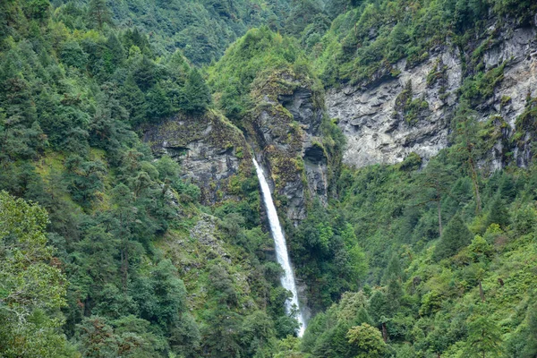 Gyabla 村から滝の美しい景色 ネパール カンチェンジュンガ ベース キャンプにトレッキングします — ストック写真