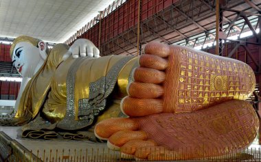 Chauk Htat Gyi Pagoda yatan Buda heykeli. Yangon, Myanmar