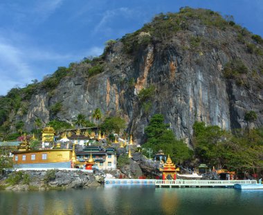 Güzel manzara Bayin henüz uygulanmadı mağarasının ayak dağ Hpa-An. antik Budist manastırda yakınındaki karmaşık. Mawlamyine, Myanmar