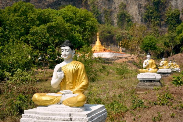 Fila Estatuas Buda Jardín Los Mil Budas Jardín Lumbini Hpa —  Fotos de Stock