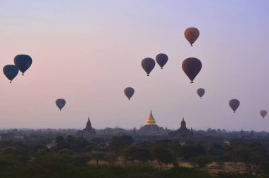 Bagan, Myanmar - 15 Şubat 2016: Antik Budist tapınakları ve pagodadan Bagan, Myanmar üzerinde uçan hava balonları