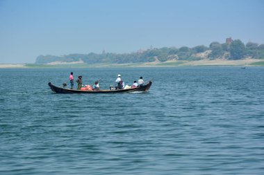 Bagan, Myanmar - 2 Şubat 2016: Yerel halkın Ayeyarwaddy Nehri üzerinde tekne geçiş