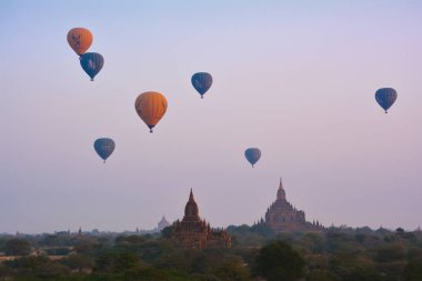 Bagan, Myanmar - 18 Şubat 2016: Sıcak hava balonu Bagan Arkeoloji Bölgesi, Myanmar üzerinde nefes kesen uçuşta