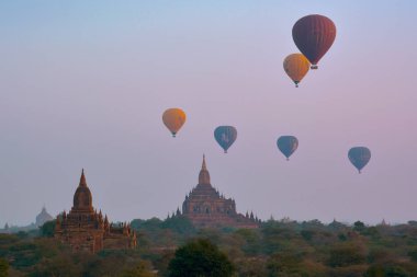 Bagan, Myanmar - 18 Şubat 2016: sıcak hava balonu Bagan tapınaklar ve pagodadan, Myanmar üzerinde uçan