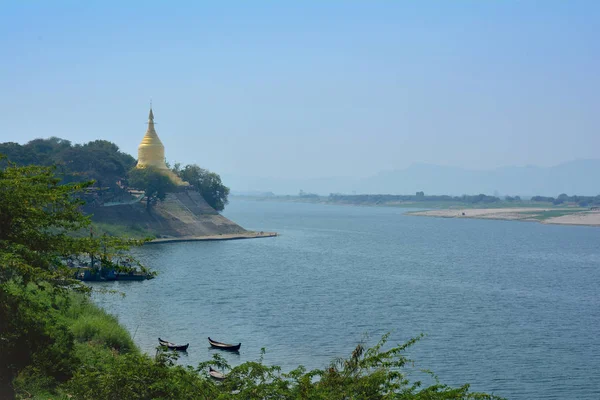 Altın Lawka Nandar Ayeyarwaddy Nehri'nin kıyısında yer alan Pagoda. Bagan, Myanmar